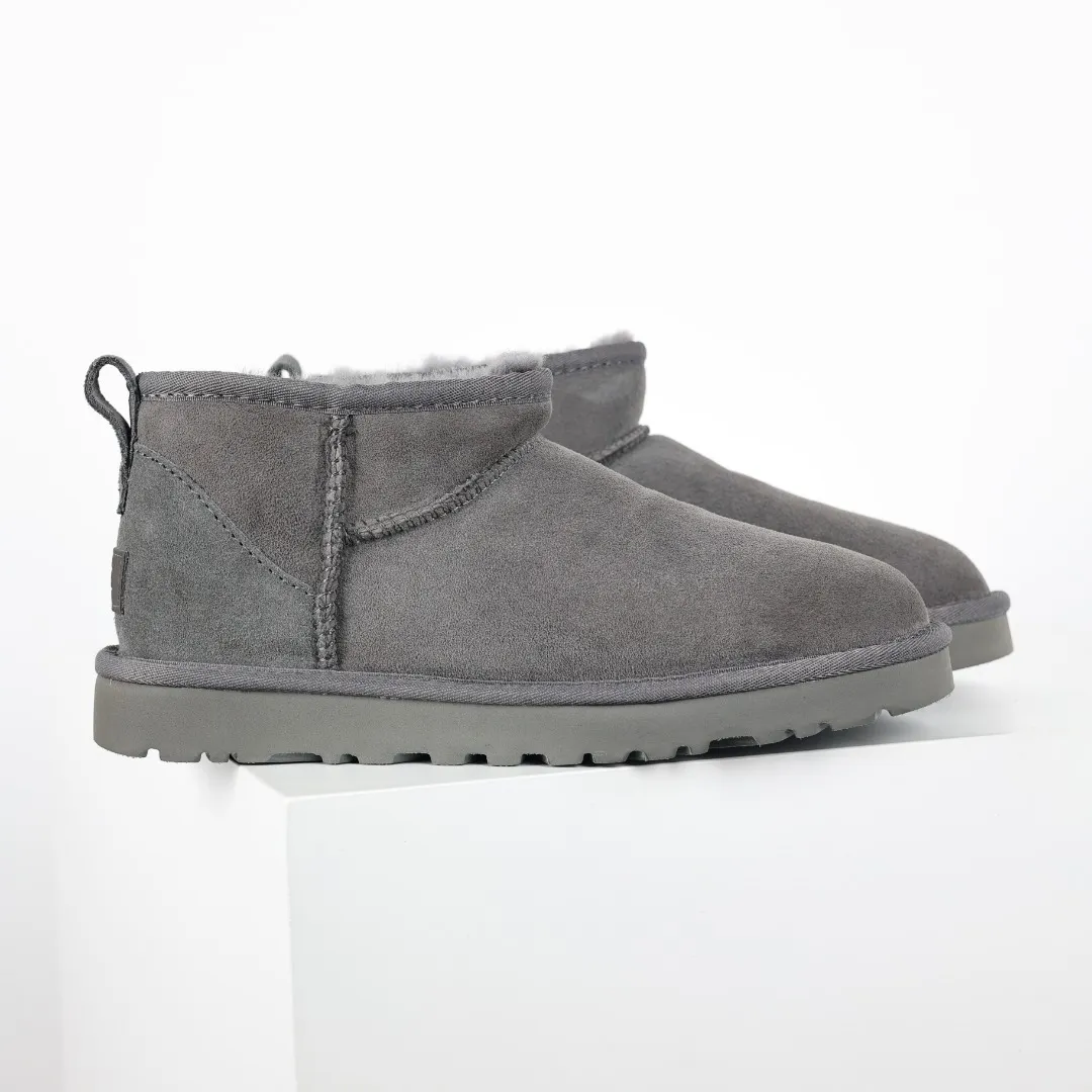 Pick up locally 💰480, core recommendation, good price UGG Classic MiNi basic low-top series, Xiaohongshu hot model, Henan Longfeng leather production, sheepskin integrated, top quality in the market, 2-3 cm cashmere insole, keeping warm in winter, suitable for home use. In the new year, uug launched a style series, which is partially biased towards the preferences of young consumers, and has also moved to the forefront of fashion trends. Shoe body material, water-repellent coated suede upper 17mm UGGPURE™ implanted wool insole Lightweight non-slip comfortable rubber outsole With brand LOGO Trademark Comes with full packaging Size: 35 36 37 38 39 40